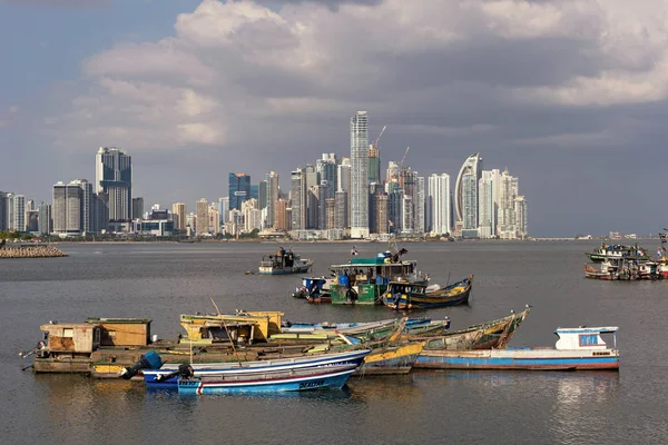 Stare drewniane łodzie rybackie przed panoramę miasta Panama — Zdjęcie stockowe