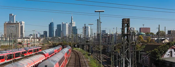 Wolkenkrabbers en de trein antenne van Frankfurt am Main Central — Stockfoto