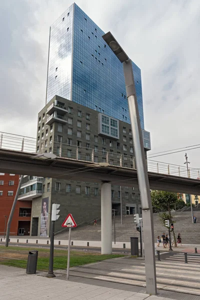 Pedestres abaixo das torres Isozaki na espanha de bilbao — Fotografia de Stock