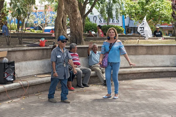 Coppia che balla nel parco miguel de cervantes saavedra a David panama — Foto Stock