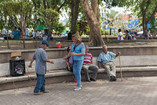 Coppia che balla nel parco miguel de cervantes saavedra a David panama — Foto Stock