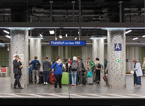 Människor väntar på tåget i tunnelbanestationen Frankfurt — Stockfoto