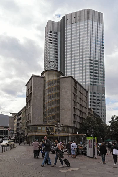 Chodci před kancelářskou budovou a mrakodrap na císařském náměstí Frankfurt nad Mohanem — Stock fotografie