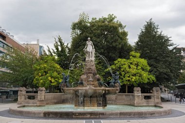 frankfurt almanya şehir merkezinde güzel yeniden art nouveau çeşme