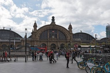 frankfurt ana istasyonu almanya önünde meydanda yayalar