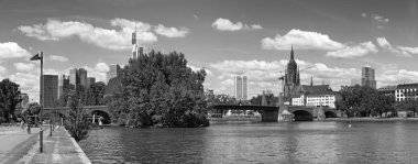 silueti ve siyah beyaz frankfurt ana nehir görünümü 