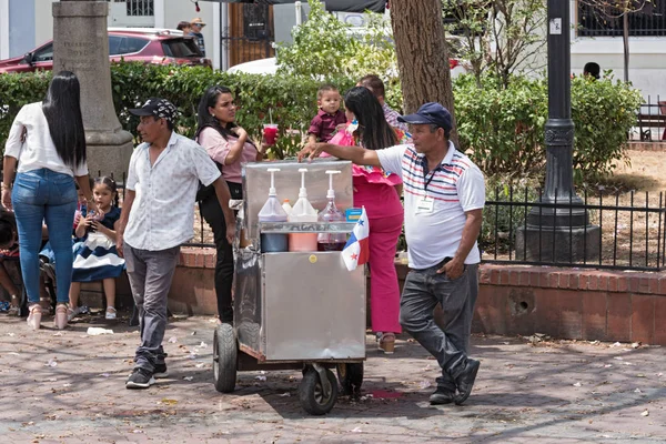 Napoje sprzedawców na placu de la independencia casco viejo — Zdjęcie stockowe