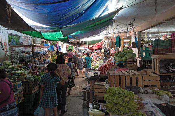 Gyümölcs- és zöldségstandok a campeche mexico-i vásárcsarnokban — Stock Fotó