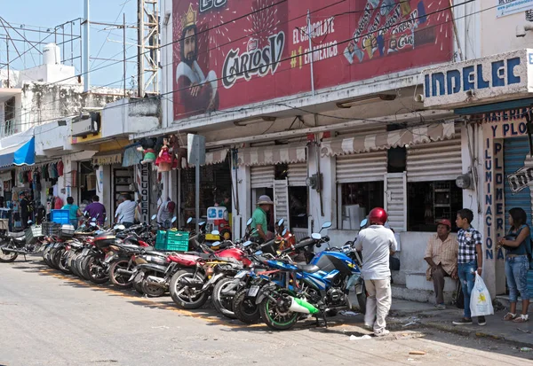 Motocicli parcheggiati sul ciglio della strada di fronte al mercato coperto in campeche messicano — Foto Stock