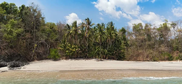 Belle plage de sable fin sur l'île cebaco panama — Photo