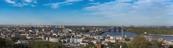 Панорама над Кієвом ріка Дніпро і подільський Воскресенський міст, україно — стокове фото