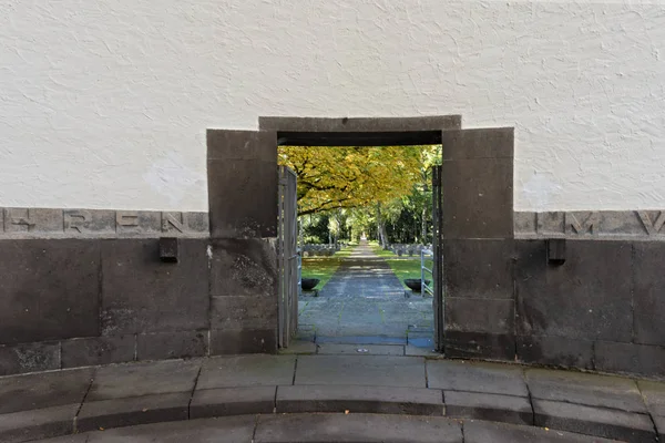 Minnesmärke över offren för två världskrig på kyrkogården i Frankfurt am main germany — Stockfoto