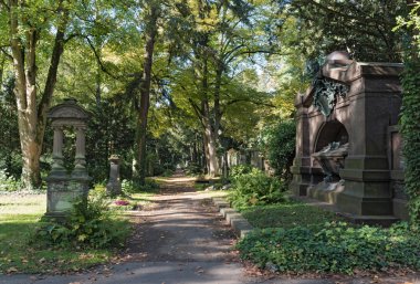 Frankfurt Ana Mezarlığı 'ndaki anıtlar ve mezar taşları. 
