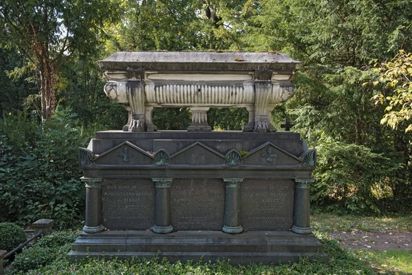 Monuments and tombstones on the main cemetery in frankfurt main — Stock Photo, Image