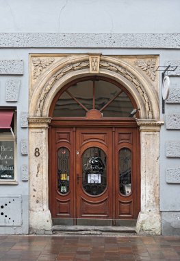 Krakow Poland 'daki taş evde eski ahşap bir kapı.