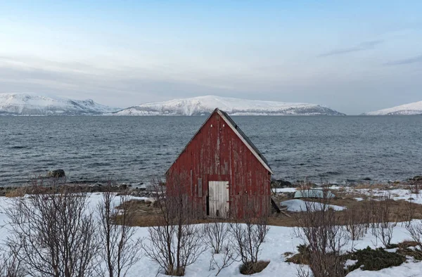 特罗姆斯县Ullsfjord海岸的红色旧船屋 — 图库照片