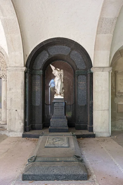 Familiengruft auf dem Hauptfriedhof in Frankfurt — Stockfoto