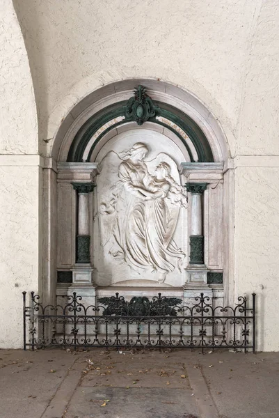 Крипта родини на головному кладовищі у франкфуртських зародках. — стокове фото