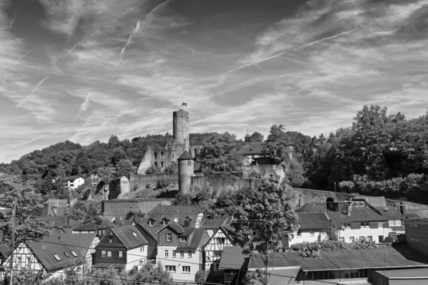 Pohled na zříceninu hradu eppstein v černobílém lepidle německy — Stock fotografie