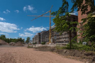 HATTERSHEIM AM MAIN, GERMANY-MAY 29, 2020: Eski bir fabrikanın yenilenmesi modern çatı katları ve daireler