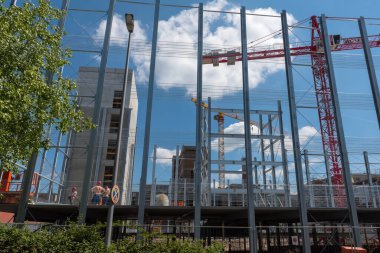 HATTERSHEIM AM MAIN, ALMANY-MAYIS 29, 2020: Eski bir fabrika sahasında çok katlı bir otoparkın inşaatı