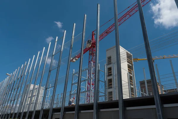 HATTERSHEIM AM MAIN, ALMANY-MAYIS 29, 2020: Eski bir fabrika sahasında çok katlı bir otoparkın inşaatı