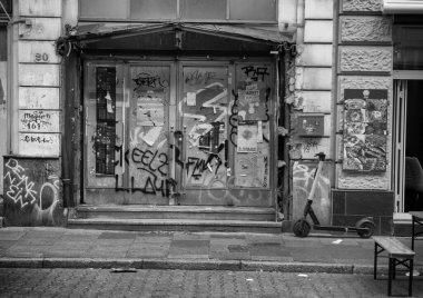 Frankfurt, Almanya 'da boş bir binadaki dağınık bir kapının monokrom görüntüsü
