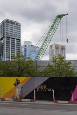 FRANKFURT AM MAIN, ALMANLIK 13 Eylül 2019: Frankfurt, Almanya 'da bir evin girişinde renkli kumtaşı arması