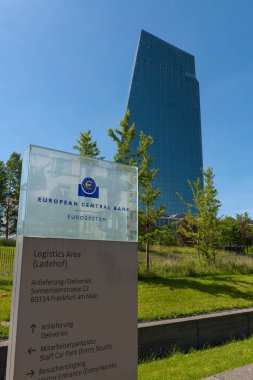 FRANKFURT AM MAIN, GERMANY-HAZİRAN 02-2020: Frankfurt, Almanya 'daki Avrupa Merkez Bankası' ndaki tabelayı kapatın