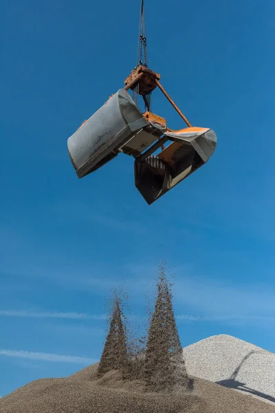 Grue Préhension Remplit Sable Une Colline Autre — Photo