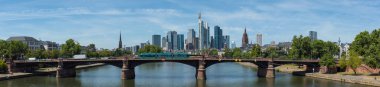 FRANKFURT AM MAIN, GERMANY-HAZİRAN 02, 2020: Ufuk çizgisi olan Ignas Bubis köprüsü, Frankfurt, Almanya