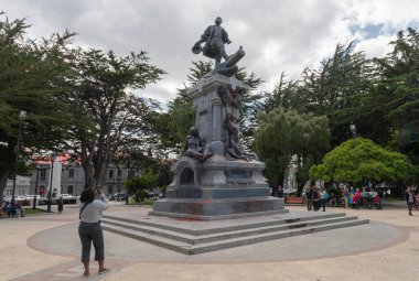 PUNTA ARENAS, ŞİLİ-ŞİMDİ 10, 2020: Ferdinand Magellan 'ın Plaza de Armas' daki heykeli, Punta Arenas, Şili