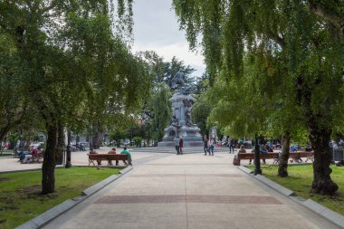 PUNTA ARENAS, ŞİLİ-ŞİMDİ 10, 2020: Ferdinand Magellan 'ın Plaza de Armas' daki heykeli, Punta Arenas, Şili