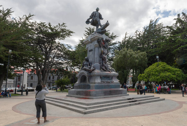 PUNTA ARENAS, CHILE-FEBRUARY 10, 2020: Statue of Ferdinand Magellan in the Plaza de Armas, Punta Arenas, Чили
