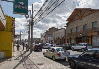 PUNTA ARENAS, ŞİLİ-ŞİMDİ 10, 2020: Punta Arenas, Şili 'de renkli evleri olan şehir manzarası