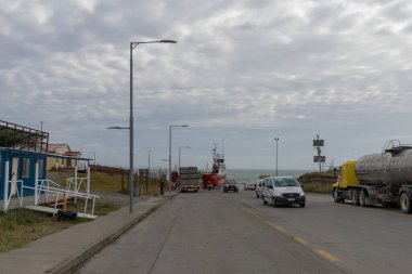 BAHIA AZUL, ŞİLİ-ŞİMDİ 10, 2020: Bahia Azul feribot limanı Tierra del Fuego, Şili