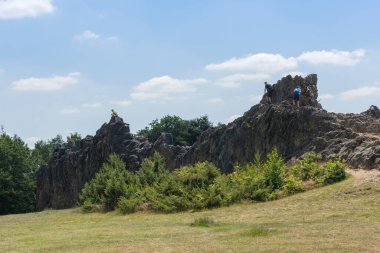 ESCHBACHER KLIPPEN, GERMANY-JUNE 22 HAZİRAN 2020: Eschbacher Klippen, Taunus, Hesse, Almanya 'ya tırmanan insanlar