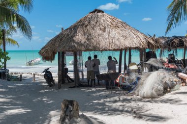 HOLBOX, MEXICO-MARCH 24, 2018: Meksika Karayip adasındaki holbox 'ta ağlarını asan balıkçılar