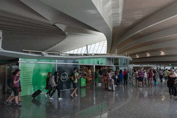 Bilbao Spanyolország 2018 Július Utazók Bilbao Repülőtér Bio Termináljában Baszkföldön — Stock Fotó