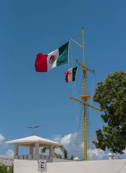 Bandera Mexicana Mástil Vela Chetumal México —  Fotos de Stock