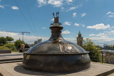 HAMBURG, GERMANY-11 Temmuz 2020: Hamburg, Almanya 'da bir fıskiyeye dönüştürülmüş eski demleme çaydanlığı