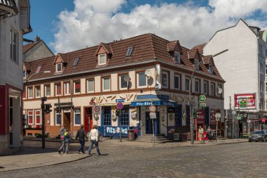 HAMBURG, GERMANY-11 Temmuz 2020: St. Pauli 'nin Hamburg ilçesinde bazı barları olan bir sokak manzarası