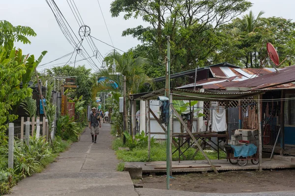 Tortuguero Village Costa Rica Marzo 2017 Sentiero Pedonale Con Persone — Foto Stock