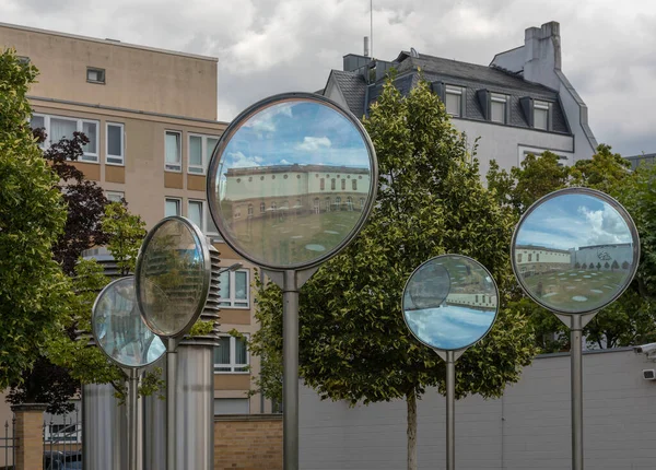 FRANKFURT AM MAIN, ALMANY-HAZİRAN 28 Temmuz 2020: Staedel Müzesi 'nin bahçesinde ayna, Frankfurt am Main, Almanya' da sanat müzesi