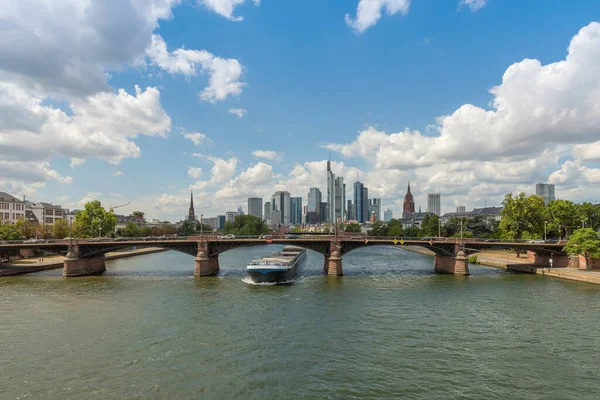 Stor Pråm Rör Sig Uppströms Framför Skyline Frankfurt Tyskland — Stockfoto