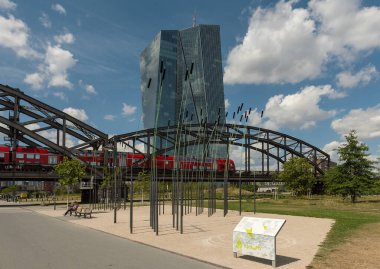 FRANKFURT AM MAIN, GERMANY-HAZİRAN 28 Temmuz 2020: Frankfurt am Main, Almanya 'da Avrupa Merkez Bankası (ecb) önünde kırmızı trenli Deutschherrnbruecke