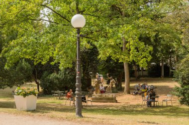 FRANKFURT AM MAIN, ALMANY-28 Temmuz 2020: Liebieghaus, Frankfurt am Main, Almanya 'daki Liebieghaus heykel müzesinin parkında bilinmeyen insanlar