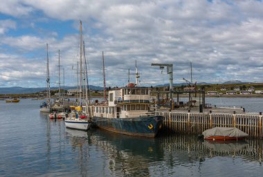 USHUAIA, ARGENTINA-FEBRUARY 13, 2020: Arjantin 'in Ushuaia Limanı' ndaki gemi ve teknelerin görüntüsü