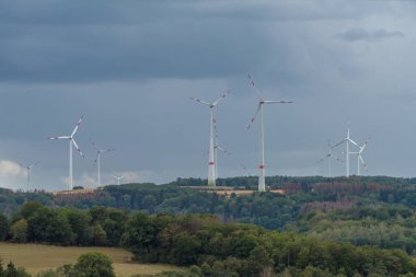 Hunsruck kırsalında rüzgar jeneratörleri, Rhineland Palatinate, Almanya