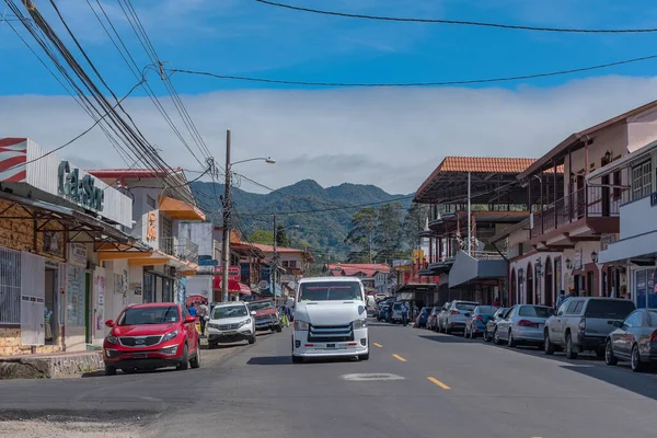 BOQUETE, PANAMA-MARCH 14, 2019: Boquete 'de şehir merkezinde arabalar ve yayalar ile cadde